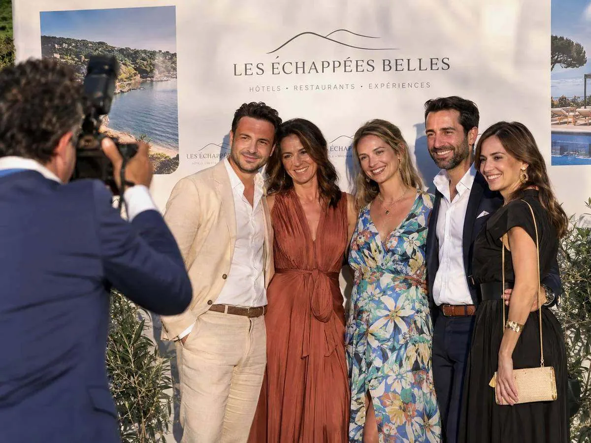 Photocalls et arches : le décor qui fait le tour des réseaux